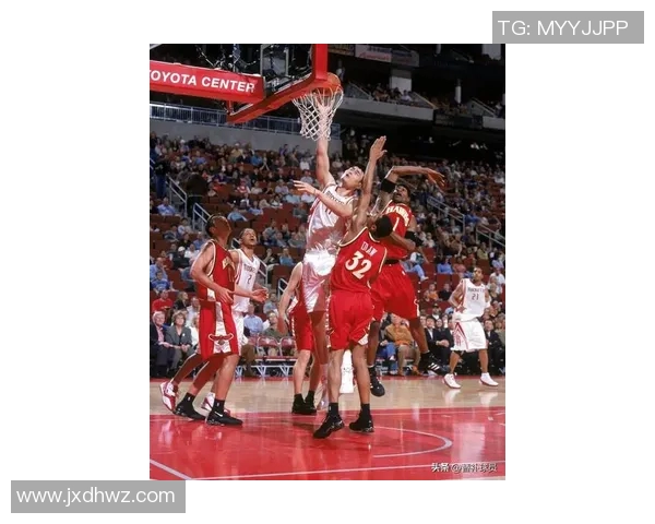 姚明与罗德曼的篮球传奇对决：巨人之战与风格碰撞的精彩瞬间