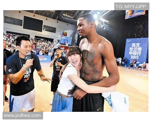 姚明与女球迷温馨合影展现篮球魅力与亲和力的瞬间