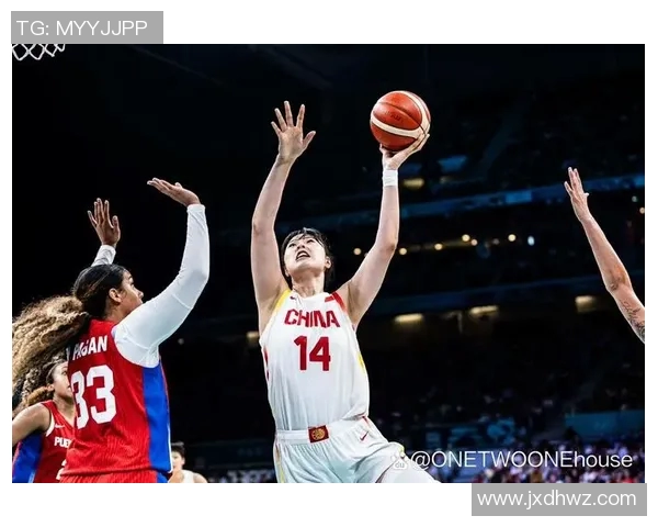 姚明在赛场上的帅气瞬间与迷人微笑的完美结合