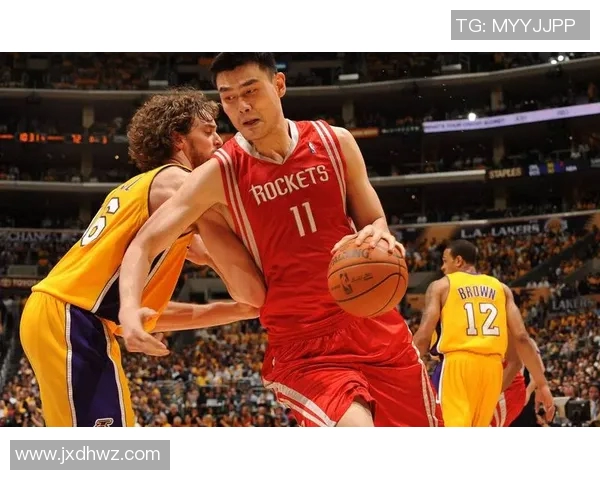 姚明重装图片展现篮球巨星风采与力量的完美结合