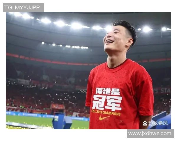 国内足球明星风采展现球场上的英雄与荣耀瞬间回顾